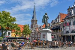 La statua di Jan Pieterz Coen in piazza del mercato a Hoorn in Olanda