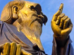 La statua di Lao Tzu al palazzo del Paradiso sul monte Laoshan, Qingdao, Cina.

