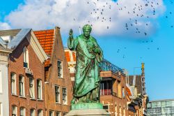 La statua di Laurens Janszoon Coster in Grote Markt a Haarlem, Olanda. Nato in questa città attorno al 1370, è stato probabilmente l'inventore di una macchina da stampa in ...