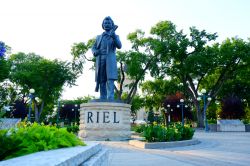La statua di Lousi Riel in un giardino della città di Winnipeg, Manitoba (Canada). Politico canadese, è considerato da tutti come il "padre del Manitoba" - © SBshot87 ...