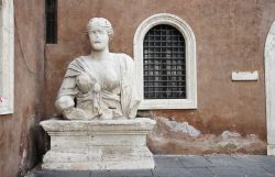La statua di Madama Lucrezia a Roma - © marcovarro / Shutterstock.com
