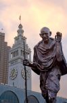 La statua di Mahatma Gandhi nella piazza del San Francisco Ferry Building, California. Alta poco meno di 2,5 metri e realizzata in bronzo, venne donata alla città dalla Ghandi Memorial ...