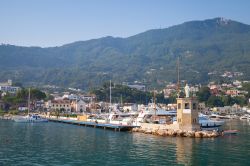 La statua di Maria al porto di Casamicciola Terme, isola d'Ischia. E' il secondo porto dell'isola con frequenti collegamenti di traghetti e aliscafi con la terraferma.
