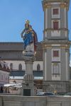 La statua di Maria nella piazza principale della città di Deggendrof, Germania.

