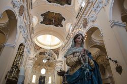 La statua di Maria Vergine nella chiesa della Santissima Annunziata a Sulmona, Abruzzo - © TTL media / Shutterstock.com