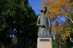 La statua di Mary McGiverin a Winnipeg nel giardino di Leo Mol in una giornata autunnale, Manitoba (Canada) - © SBshot87 / Shutterstock.com