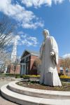 La statua di Noah Webster nel centro di Hartford, Connecticut, USA. Scrittore e editore, Webster è stato anche traduttore di Bibbie e autore dell'omonimo dizionario.