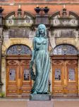 La statua di Ofelia nei pressi della stazione ferroviaria di Helsingor, Danimarca. Realizzata nel 1937 dallo scultore Rudolph Tegner, questa statua è dedicata a uno dei principali personaggi ...