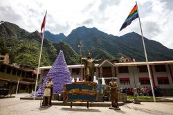 La statua di Pachacuti nel villaggio di Aguas Calientes, Perù. E' considerato il fondatore dell'impero inca che sotto il suo impulso conquistò vasti territori dell'America ...