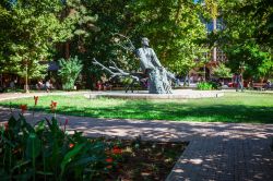 La statua di padre Komitas nel distretto di Kentron a Yerevan, Armenia. Si trova nei pressi del conservatorio statale Komitas ed è stata costruita in onore del religioso, compositore ...