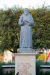 La statua di Padre Pio nel centro di Pozzallo in provincia di Ragusa, Sicilia - © M.Antonello Photography / Shutterstock.com