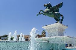 La statua di Pegaso in una fontana nel centro di Corinto, Grecia. Emblema della città, Pegaso, figura mitologica greca, è il più famoso dei cavalli alati - © Lydia ...