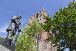 La statua di Pieter Jelles Troelstra nel centro cittadino di Leeuwarden, Paesi Bassi, sotto la torre Oldehove. Il monumento è dedicato a questo politico olandese, celebre per il ruolo ...