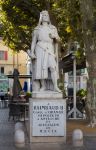 La statua di Raimbaud II° in una piazzetta di Orange, Vaucluse, Francia. Conte d'Orange, Raimbaud partecipò nel 1096 alla prima crociata distinguendosi per il valore a Gerusalemme ...