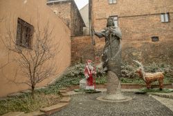 La statua di re Lokietek con gli addobi natalizi a Tarnow, Polonia, durante una nevicata - © Maria_Janus / Shutterstock.com