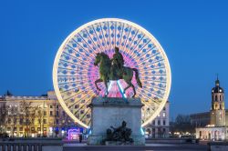 La statua di re Luigi XIV° fotografata di notte in piazza Bellecour a Lione, Francia - © prochasson frederic / Shutterstock.com
