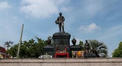 La statua di re Rama V° a Ko Kret, Nonthaburi, Thailandia - © iFocus / Shutterstock.com