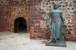 La statua di re Sancho I° all'ingresso del castello medievale di Silves, Portogallo. Il castello è sorto nel luogo in cui un tempo vi era un'antica fortificazione romana.

 ...