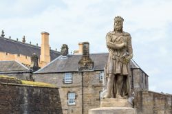 La statua di Robert the Bruce, re di Scozia: il monumento in pietra si trova di fronte al castello di Stirling. 

