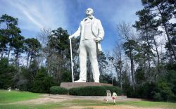 La statua di Sam Houston a Huntsville, vicino a Houston (Texas). Realizzata in pietra bianca, è alta circa 21 metri  - © W. Scott McGill / Shutterstock.com