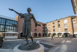 La statua di San Francesco nella piazza antistante all'omonima chiesa di Castelfiorentino, Toscana