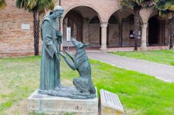 La statua di San Francesco e il Lupo presso la Chiesa dei Cappuccini di Cotignola, Emilia Romagna.