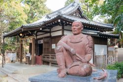 La statua di Sanada Yukimura allo Yasui Shrine in Tennoji, Osaka, Giappone. E' conosciuto per essere stato un valoroso generale durante l'assedio della città giapponese nel 1615 ...