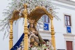 La statua di Santa Maria portata in processione per le vie di Loulé, Portogallo.




