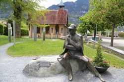 La statua di Sherlock Holmes di fronte all'omonimo museo a Meiringen, Svizzera - © Leonard Zhukovsky / Shutterstock.com