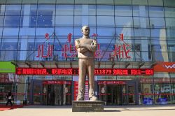 La statua di Steve Jobs davanti a un centro commerciale nella città di Hohhot, Mongolia Interna, Cina - © chinahbzyg / Shutterstock.com