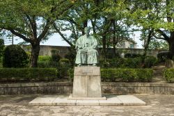La statua di Sutezo Nishimura all'Osaka Tempozan Park, Giappone. Uomo d'affari, è stato il sesto governatore di Osaka - © twoKim images / Shutterstock.com