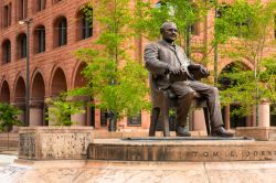 La statua di Tom L. Johnson in Public Square a Cleveland, Ohio (USA): eretta nel 1916, ritrae il popolare primo citatdino di Cleveland in carica dal 1901 al 1909 - © Kenneth Sponsler / ...