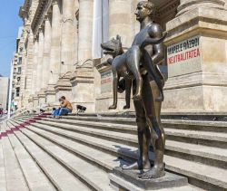 La Statua di Traiano davanti al Museo Nazionale di storia romana a Bucarest - © Daniel Caluian / Shutterstock.com