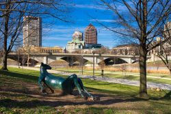 La statua di un cervo a riposo in un parco della periferia di Columbus, stato dell'Ohio (USA) - © Sharon Wildie / Shutterstock.com