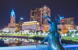 La statua di un cervo guarda la skyline di Columbus by night, stato dell'Ohio (USA) - © Checubus / Shutterstock.com