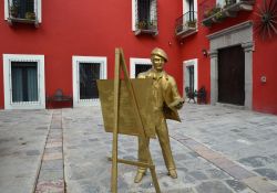 La statua di un pittore in una piazzetta del centro storico di Puebla, Messico - © Angela Ostafichuk / Shutterstock.com