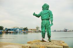 La statua di un sommozzatore al molo di Veracruz, Messico.



