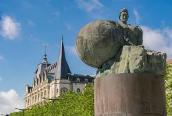 La statua di un uomo che sorregge il mondo nella cittadina di Chartres, Francia. Sullo sfondo, la bilbioteca pubblica - © Michael Warwick / Shutterstock.com