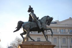 La statua di Vittorio Emanuele II° a Novara, Piemonte. In piazza Martiri della Libertà, la più grande della città piemontese, sorge il monumento equestre dedicato a ...