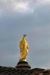 La statua dorata della Vergine Maria a Ars-sur-Formans, Francia. Questa piccola località a nord di Lione è celebre per Jean-Marie Vianney, passato alla storia come il Curato d'Ars: ...