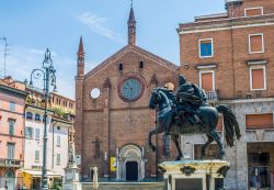 La statua equestre di Alessandro Farnese e la Chiesa di San Francescoi n Piazza Cavalli  a Piacenza - © Alvaro German Vilela / Shutterstock.com