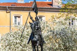 La statua equestre di Giovanna d'Arco con la bandiera in mano nel centro di Nancy, Francia.

