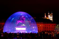 La statua equestre di Luigi XIV° in piazza Bellecour by night a Lione, Francia. La scultura di F. Lemot è stata ricoperta da una bolla trasparente grazie all'installazione creativa ...