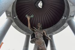 La statua in bronzo della Signora della Vittoria al War Memorial di Trenton, New Jersey - © Felix Lipov / Shutterstock.com