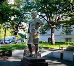 La statua in bronzo di Barbara Jordan, avvocato e politico, all'Università del Texas di Austin (USA) - © GSPhotography / Shutterstock.com