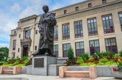 La statua in bronzo di Cristoforo Colombo davanti al Palazzo Municipale di Columbus, Ohio. Alta 20 piedi, è stata realizzata da Edoardo Alfieri  e donata alla città dagli ...