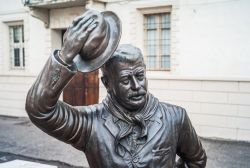 La statua in bronzo di Gino Cervi alias Peppone a Brescello: uno dei protagonisti dei rimanzi di Giovannino Guareschi. - © Dietmar Rauscher / Shutterstock.com