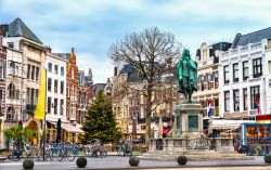 La statua in bronzo di Johan de Witt in Plaats Square a L'Aia (Olanda).
