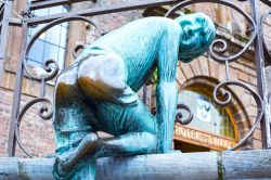 La statua in bronzo di Maca a Wavre, Belgio. Realizzata nel 1962 dallo scultore Jean Godart, quest'opera raffigura un ragazzino mocello che si arrampica sulla ringhiera della scala municipale. ...