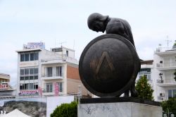 La statua in bronzo di un guerriero spartano nella piazza centrale di Sparta, Peloponneso, Grecia - © Alexandros Michailidis / Shutterstock.com